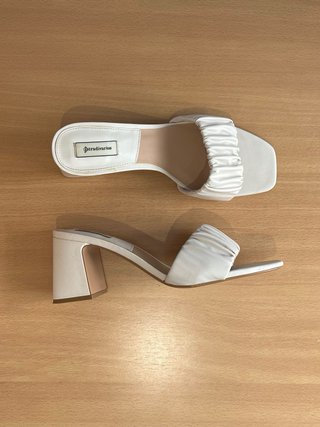 Sandalias Stradivarius Tacon Blancas