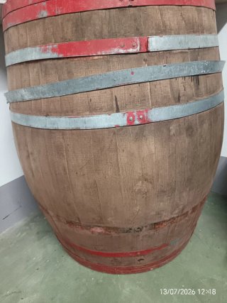 Barril de madera con aros metálicos