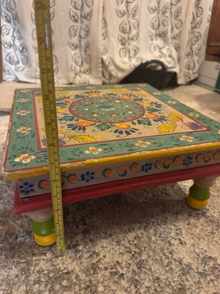 Mesa auxiliar de madera pintada a mano