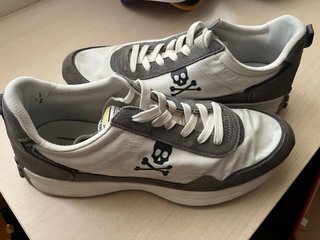 Zapatillas Scalpers grises y blancas