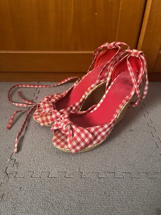 Sandalia cuña vintage cuadros rojos y blancos t37