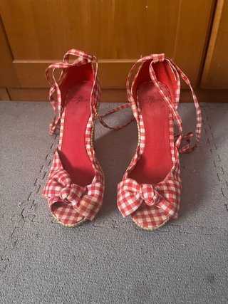 Sandalia cuña vintage cuadros rojos y blancos t37