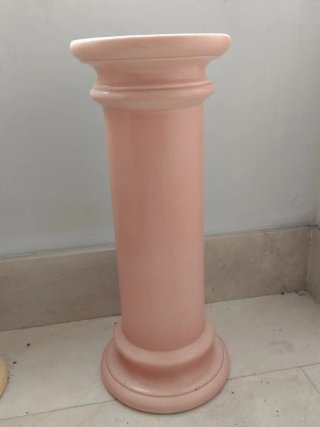 Columnas decorativas beige y rosa