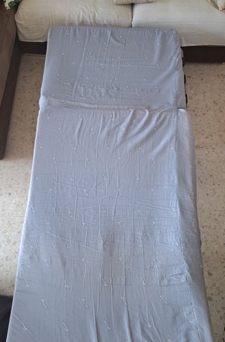 CAMA PLEGABLE individual + colchón, fácil de mover