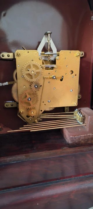 Reloj de sobremesa antiguo y cúpula con santo