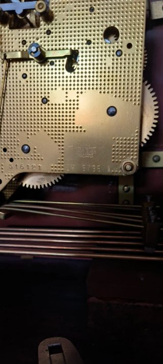 Reloj de sobremesa antiguo y cúpula con santo