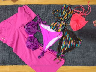 Lote 2  bikinis talla 42 más  camisa playera rosa
