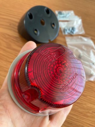 Luz trasera Moto, marca Hella K31420 + Soporte