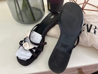 Sandalias planas satén Zara con rosas