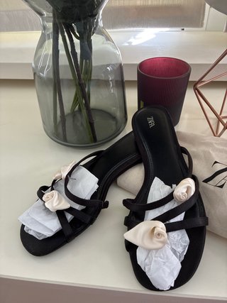 Sandalias planas satén Zara con rosas