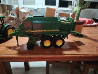Tractor John Deere con empacadora