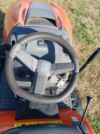 Tractor cortacésped Husqvarna naranja