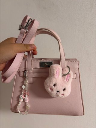 Bolso rosa con llavero de conejito