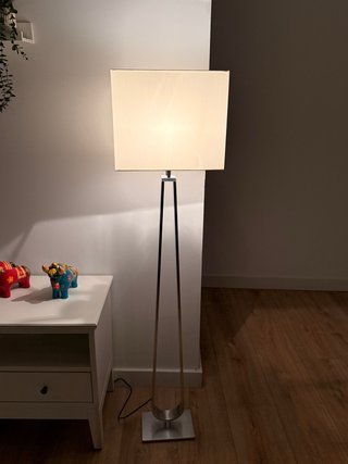 Lámpara de pie moderna beige y plateada