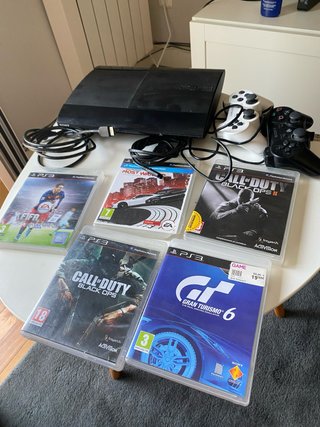 Consola PS3 + 4 Juegos + 2 Mandos