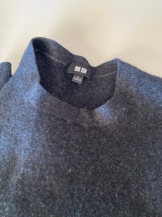 Cárdigan gris y jersey negro