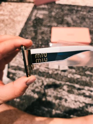Gafas de sol Miu Miu negras y doradas