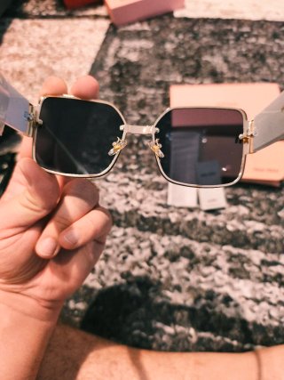 Gafas de sol Miu Miu negras y doradas