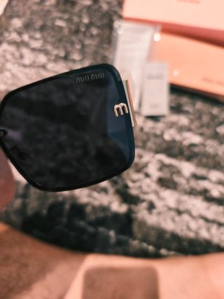 Gafas de sol Miu Miu negras y doradas