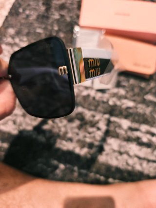 Gafas de sol Miu Miu negras y doradas