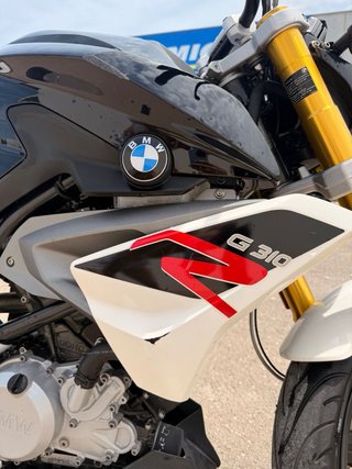 BMW G310R Negra y Blanca