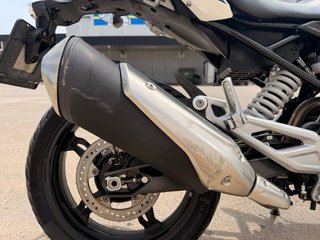 BMW G310R Negra y Blanca
