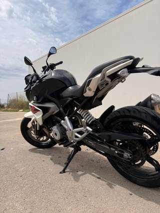 BMW G310R Negra y Blanca