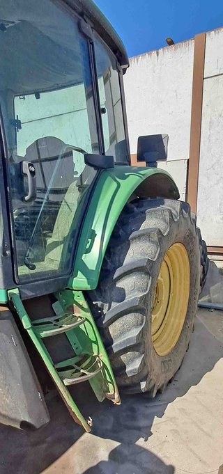Tractor John Deere 6620.