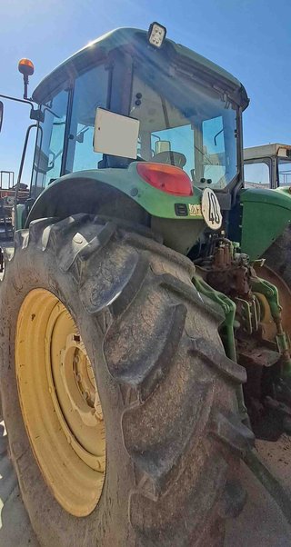 Tractor John Deere 6620.