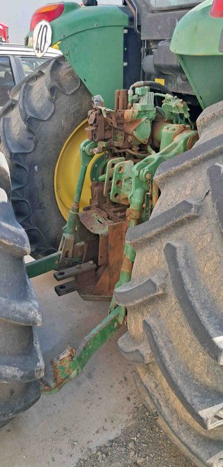 Tractor John Deere 6620.