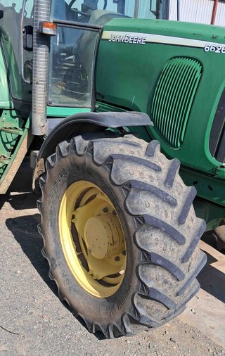 Tractor John Deere 6620.