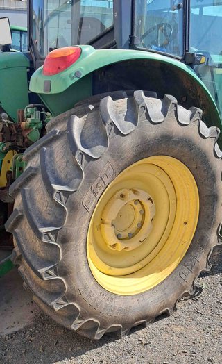 Tractor John Deere 6620.