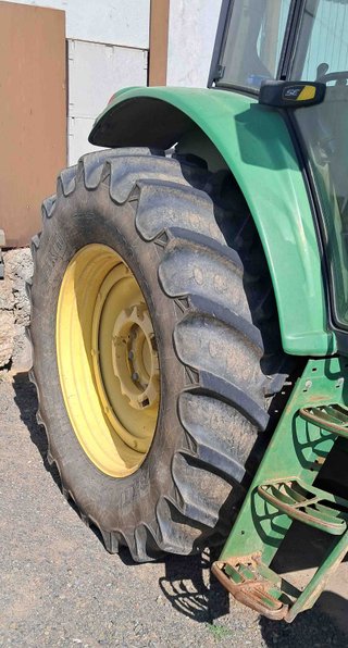 Tractor John Deere 6620.