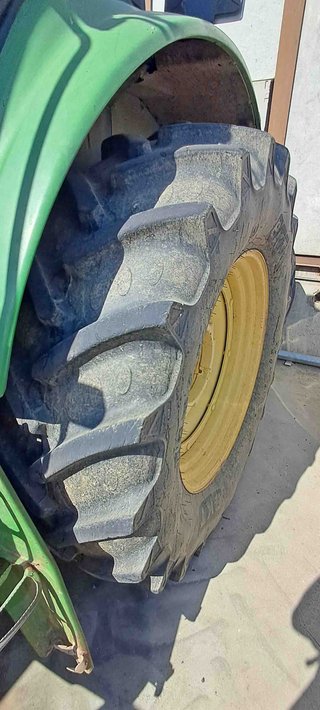 Tractor John Deere 6620.