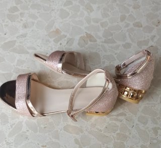 Sandalias fiesta tacón bajo doradas/rosas sin estr