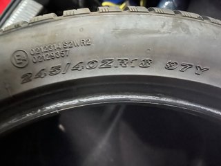 2Neumáticos 4 estaciones a medio uso  245/40/18-97