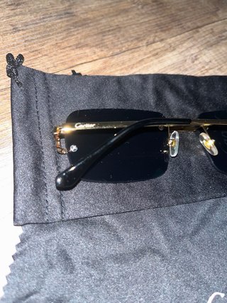 Gafas de sol Cartier negras y doradas