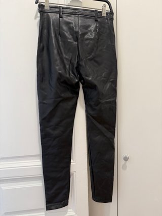 Pantalón polipiel negro con cordones