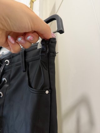 Pantalón polipiel negro con cordones