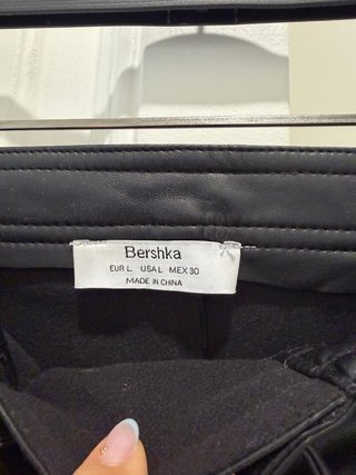 Pantalón polipiel negro con cordones