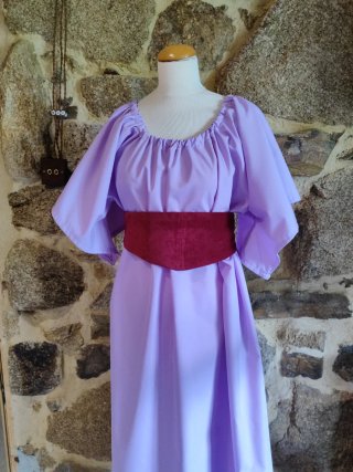 Trale medieval en tonos malva y negro