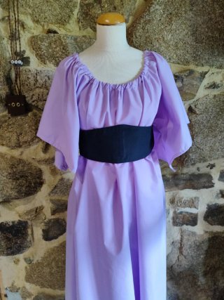 Trale medieval en tonos malva y negro