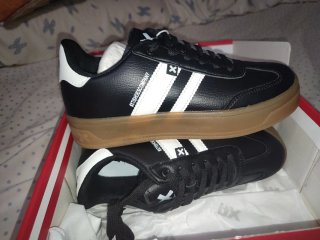 Zapatillas deportivas negras y blancas