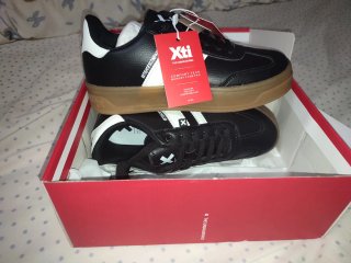 Zapatillas deportivas negras y blancas