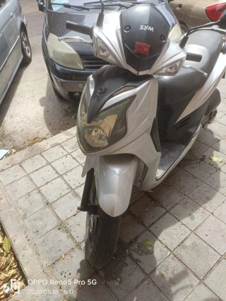 Scooter SYM 125cc Plata y Negra