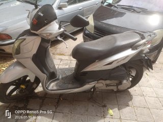 Scooter SYM 125cc Plata y Negra