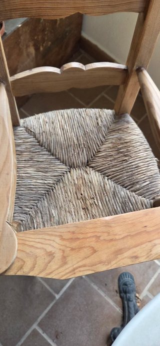 Antigua trona de madera para niño-@