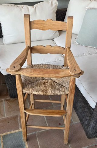 Antigua trona de madera para niño-@