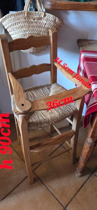 Antigua trona de madera para niño-@