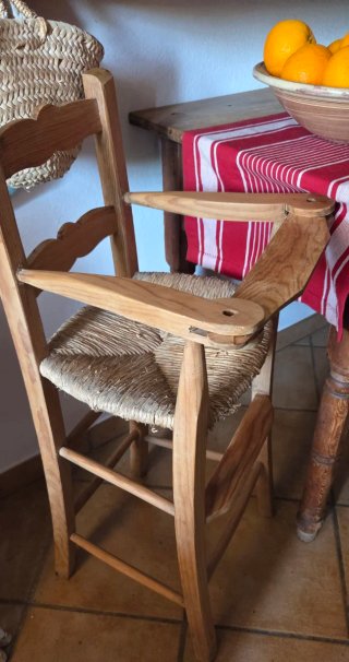 Antigua trona de madera para niño-@